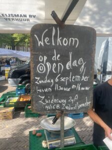 Schoolbord met welkomsttekst voor de Open Dag bij De Knotwilg